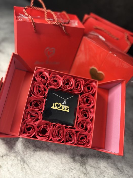 Cutie trandafiri si bijuterie