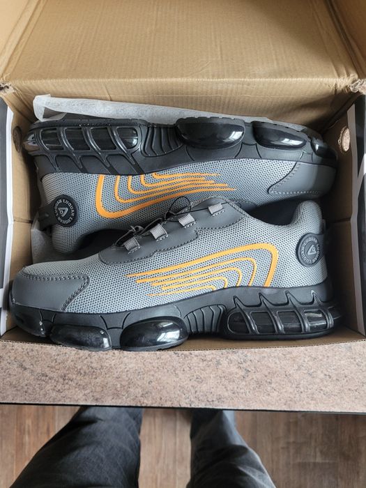 Кроссовки с металлическим носком