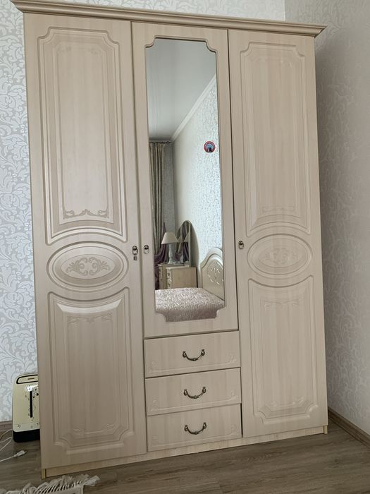 Мебель шторв люстра  ковер