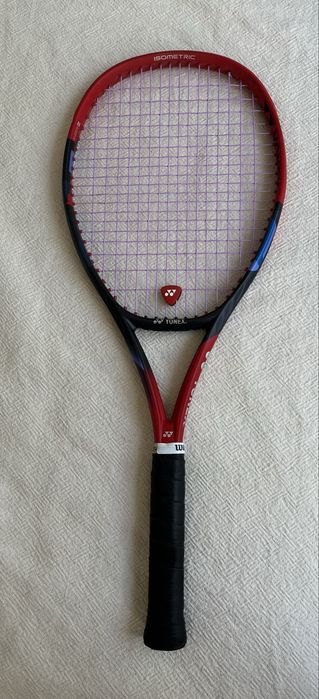Ракета за тенис Yonex. Isometric