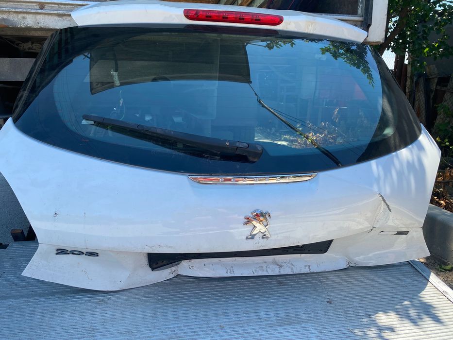 Задна врата Пежо 208 .