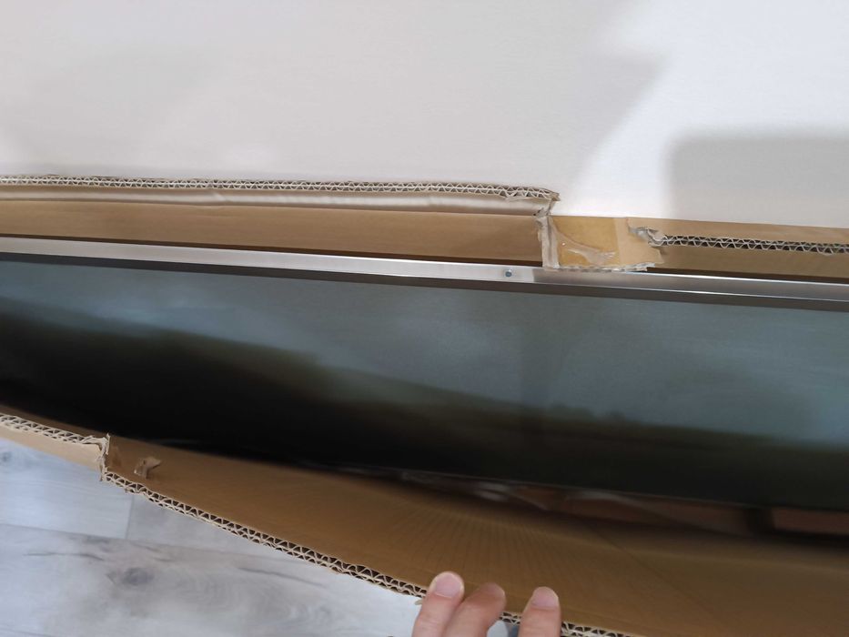 Продавам чисто нов параван за баня с размери: 1990x835x60 mm.