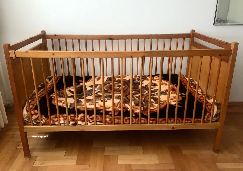 Детско легло ( кошара ) от масивно дърво с матрак.