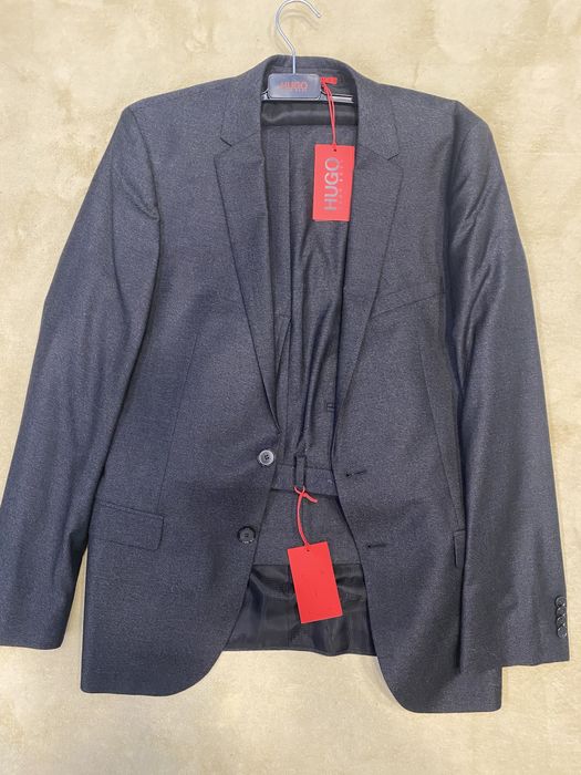 Vand costum hugo boss nou