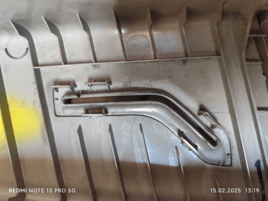 Палстмаса за лява колона на volvo v50