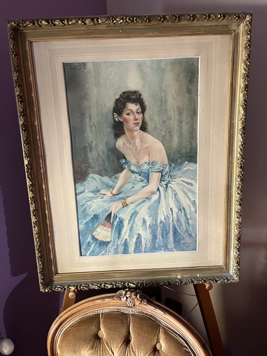 Антикварна картина на жена в бална синя рокля с ветрило в рамка стъкло