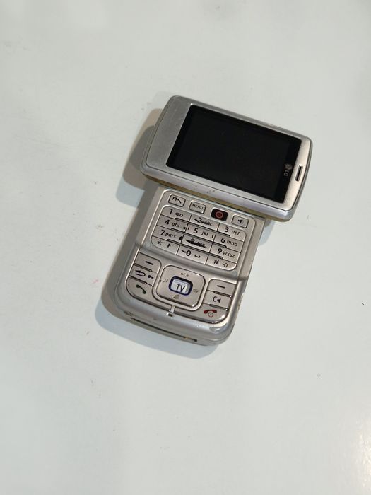 Telefon lg cu display rotativ cu încărcător