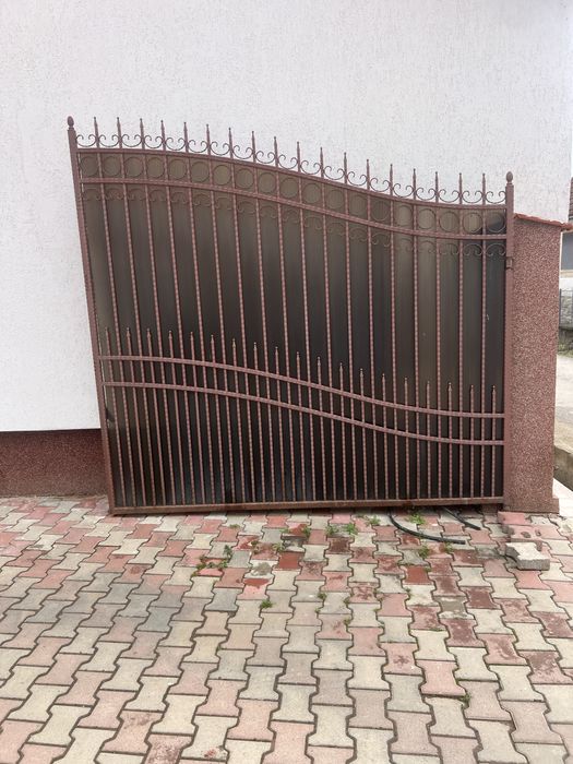 Poarta de fier din doua foi.