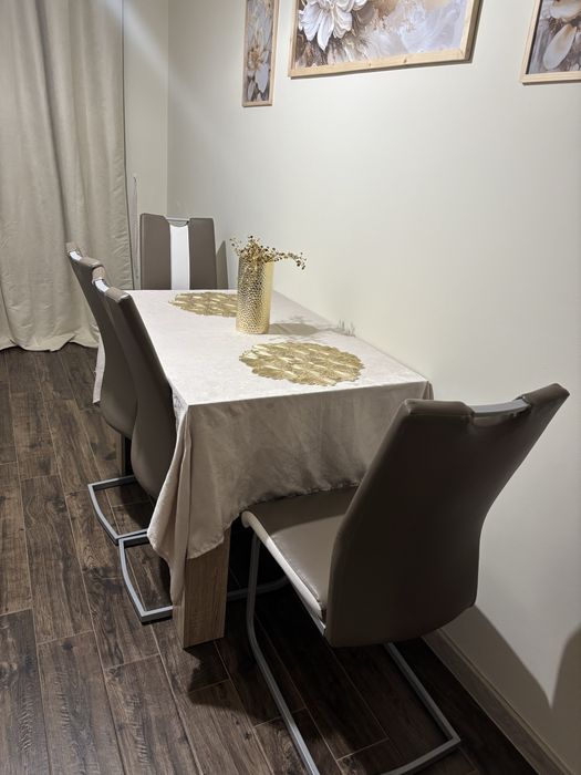 Masă extensibilă cu 4 scaune