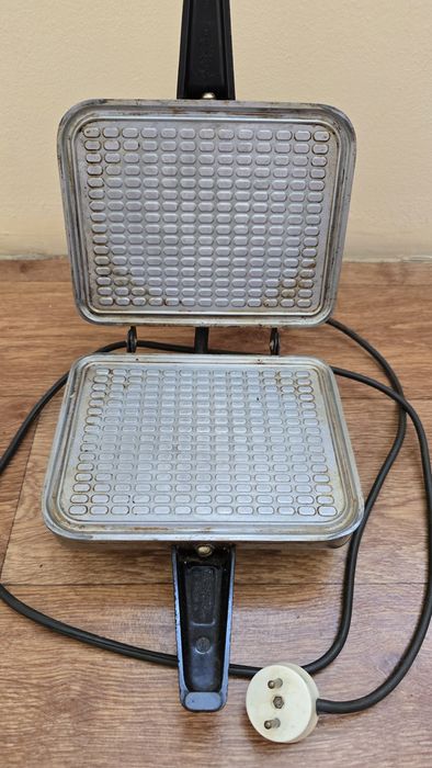 Советская вафельница нерабочая.