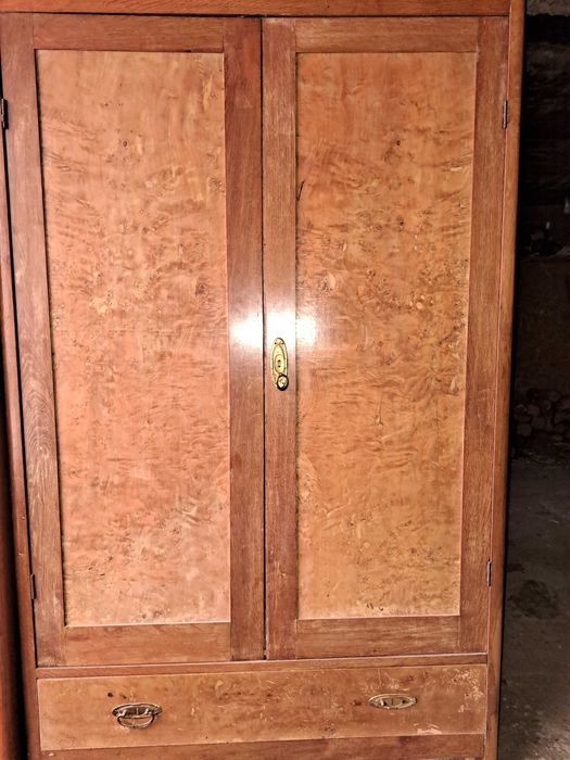 Mobilă din lemn de nuc