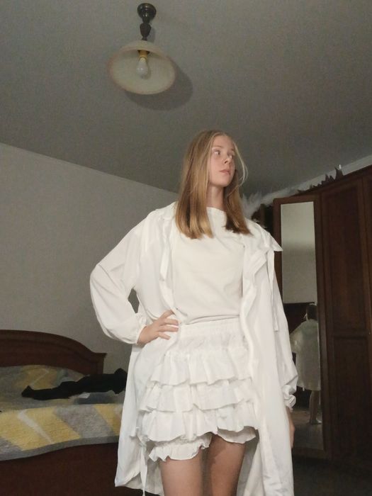 Плащ белый и черный