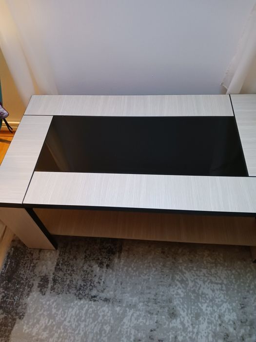 Vând măsuță de cafea din pal cu sticlă, în stare bună.