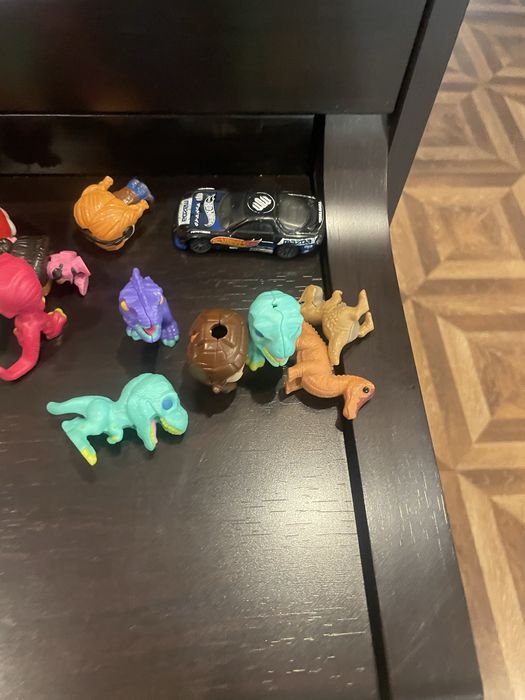 Продаютса фигурки Kinder Joy