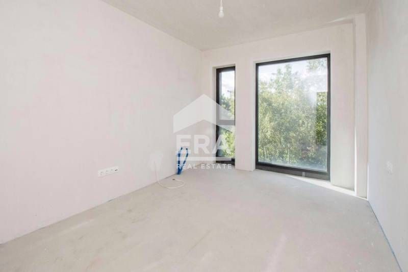 Продава се Тристаен апартамент в София, Хладилника - 110 кв.м за 2479 €/кв.м - Снимка #2