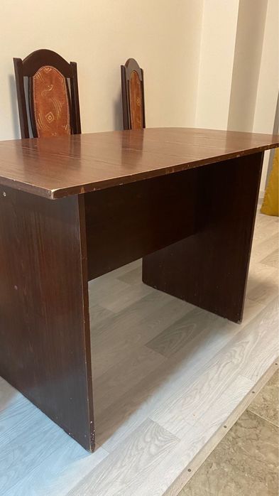 Үстел отырғыштарымен сатылады.