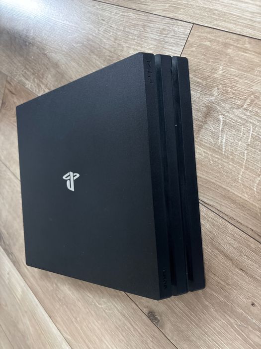 Vând ps4 pro cu un controler și 3 jocuri