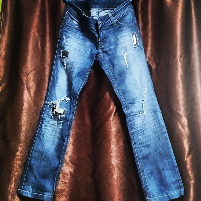 Скъсани дънки, 28