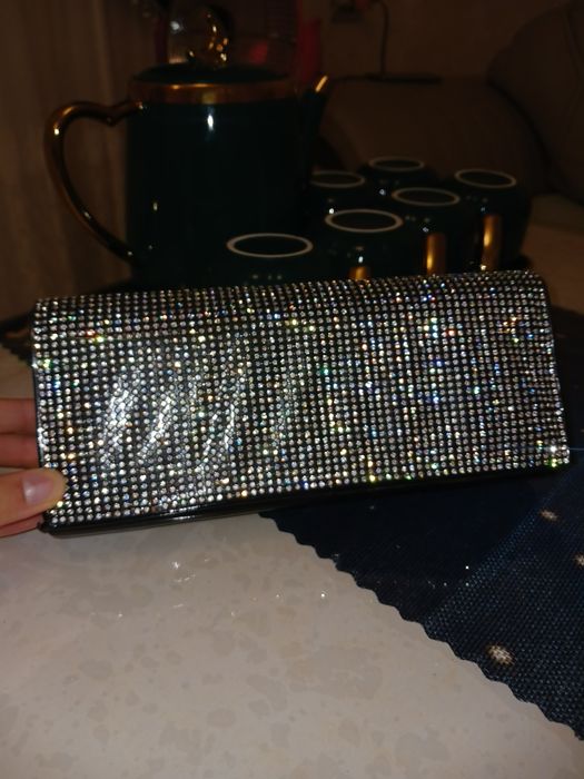 Вулгарный клатч украшенный стразами