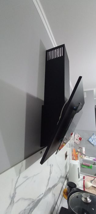 Продам вытяжку.Черная.