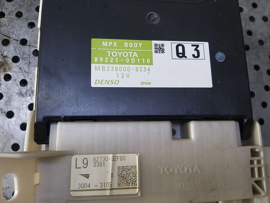 Modul panou sigurante toyota yaris 3 p13 892210d110 mb2380008334 8273052f80