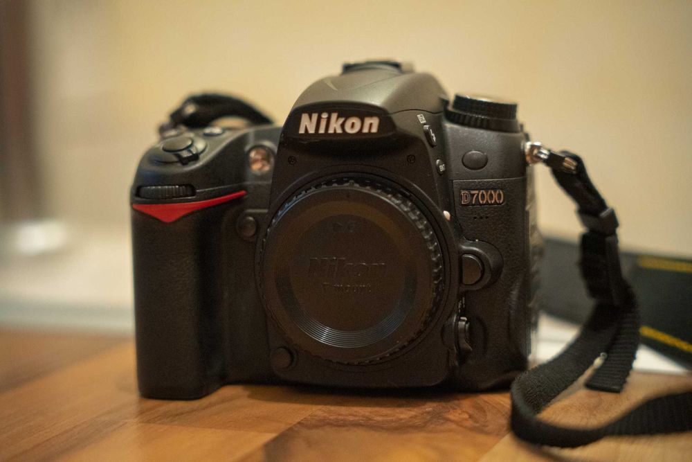 Nikon D7000 на 26к кадри, 35mm 1.8G, 18-105, грип, спусък, батерии, чанта