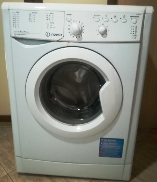 Продавам пералня Indesit IWSB50651 с проблем.