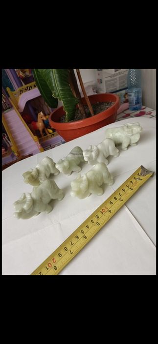 Tauri de jad , piatra verde