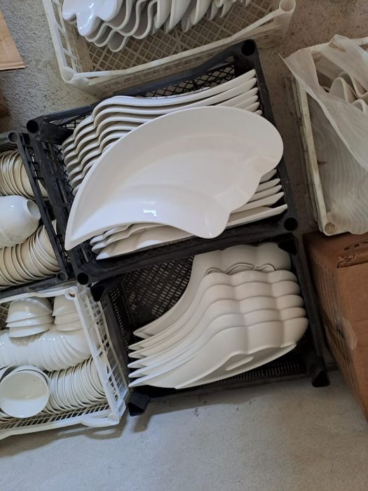 Стол, стулья ыдыстарымен сатылады!