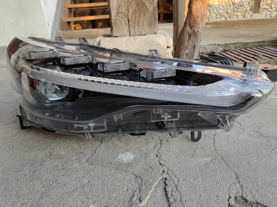 Фар Toyota Corolla Cross LED десен / Фар Тойота Корола Крос Оригинален