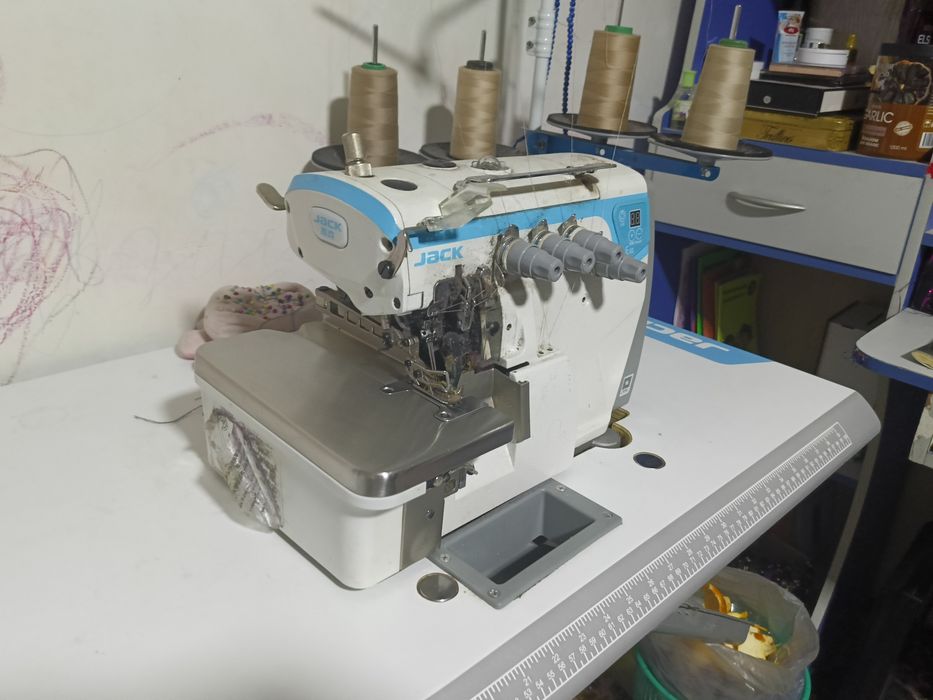 Tikuv mashinasi va averlok, jack brendi.