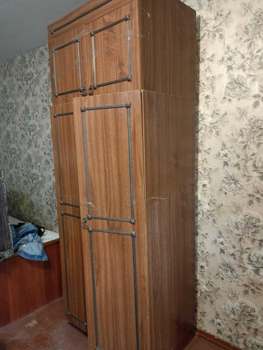 Продам срочно плательный шкаф