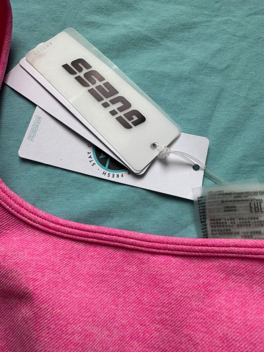 Guess- дамски фитнес топ м/л размер