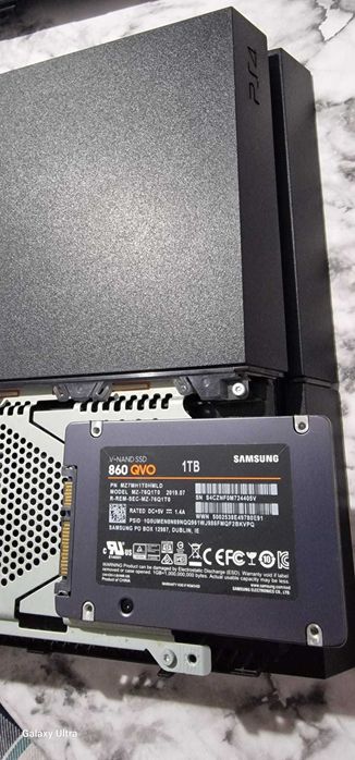PS4 HD 500 sau SSD 1TB cu stand de incarcare, doua controllere si 8 jocuri