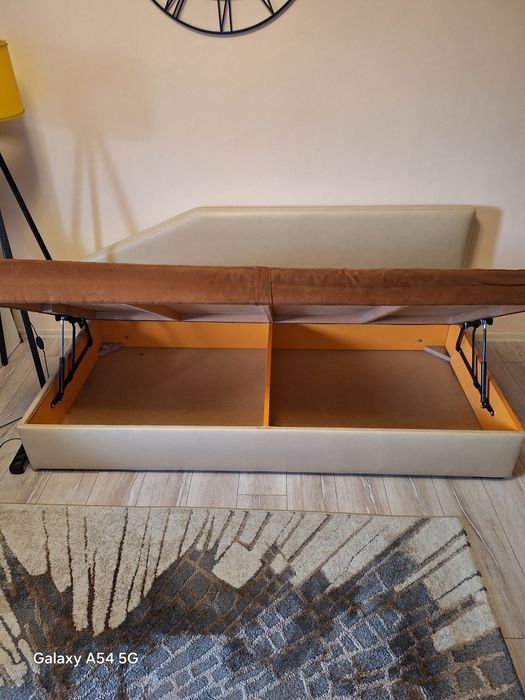 Тапицирано легло