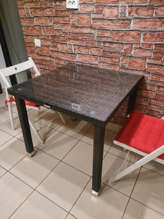 Masă dining / terasă din ratan cu blat din sticlă – aspect modern