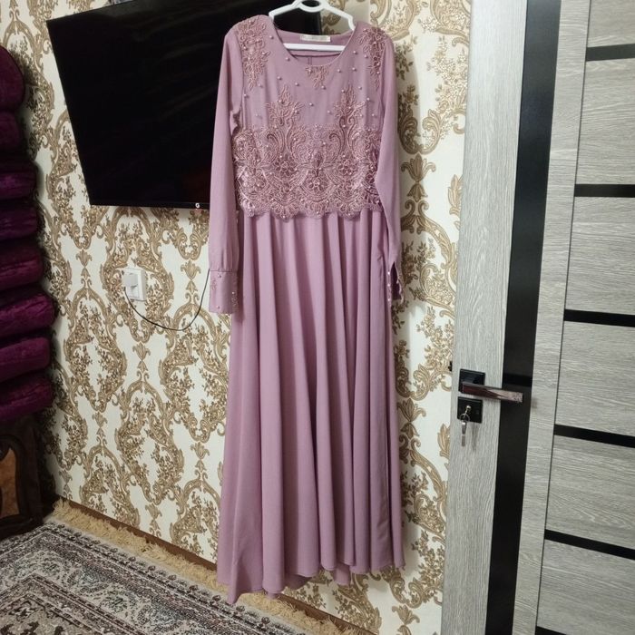 Chiroyli oqshom libosi