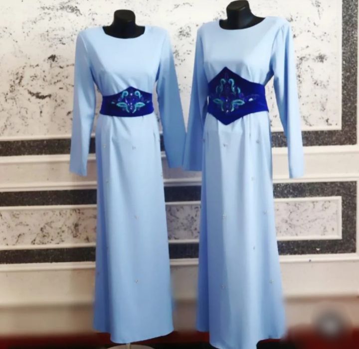 Платье с кейп со стразами