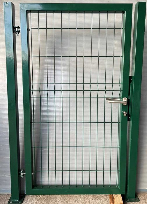 Метални оградни пана и колове. Мрежа с декорация.Ограда. Врати.