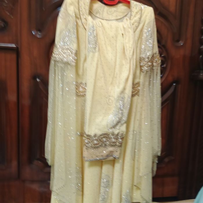 Kelinlik koʻylaklar yap yangi.Tikilgan kiyilmagan.Chimildiqda kiyiladi