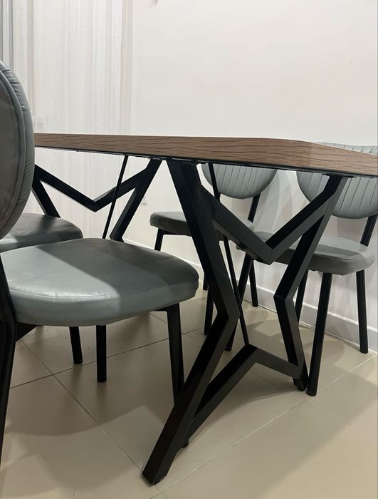 Стол с стульями.