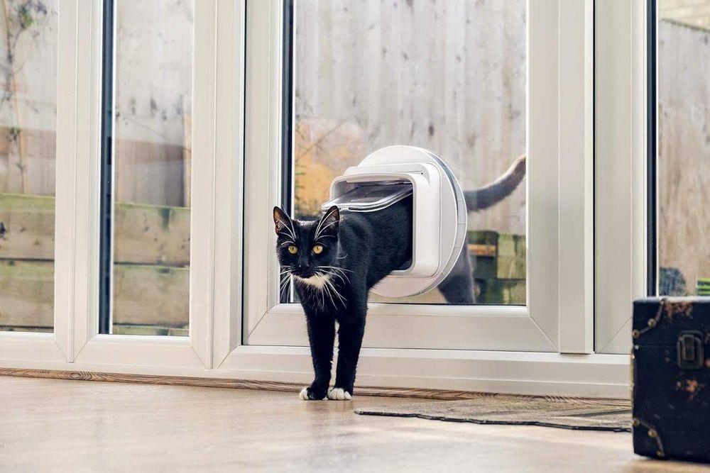 Чисто нова смарт WiFi врата за котки с микрочип SureFlap Cat Flap Connect (DualScan)