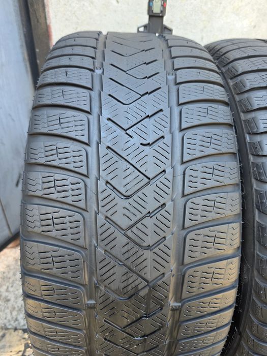 Vand două anvelope de iarna pirelli  255 35 19 dot 2623