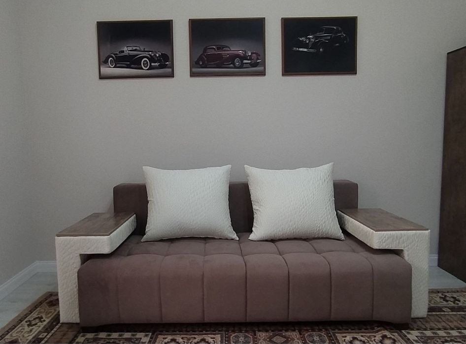 Качественный раскладной диван с столиком