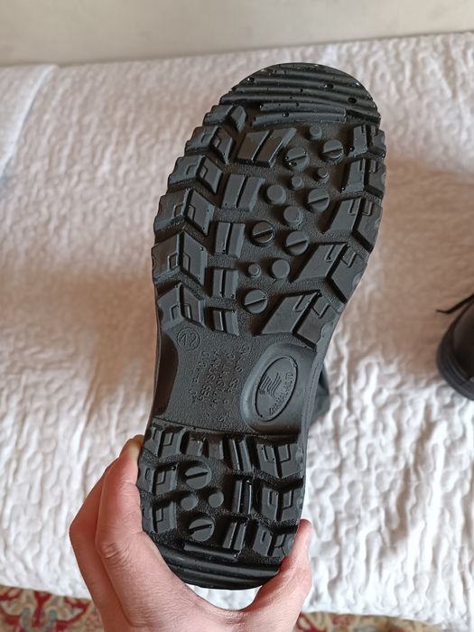 Продам новую спец обувь размер 42.