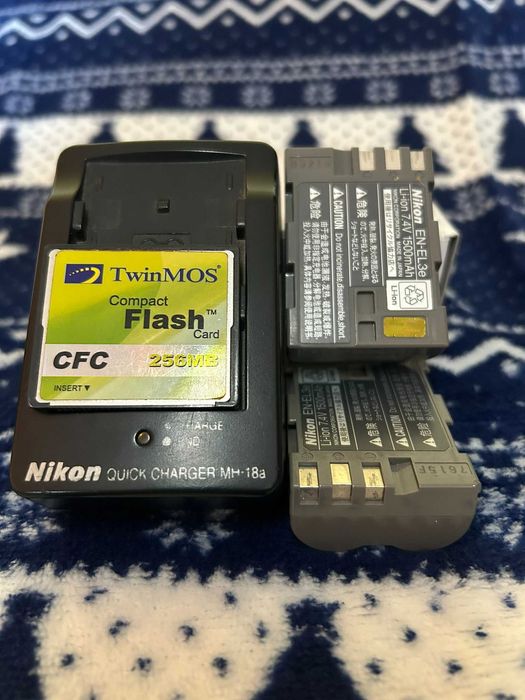 Nikon D300S + 18-70 DX VR + CF card + зарядно + 2 бр батерии Nikon