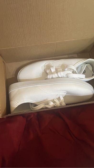 Adidași sport albi