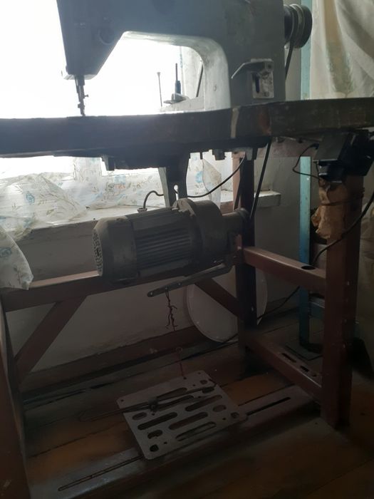 Прадаётся швейная машинка