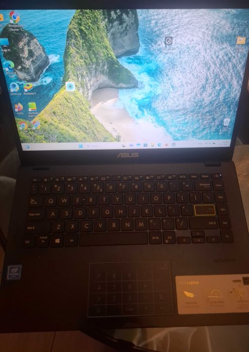 Laptop asus  merge perfect foarte putin utilizat