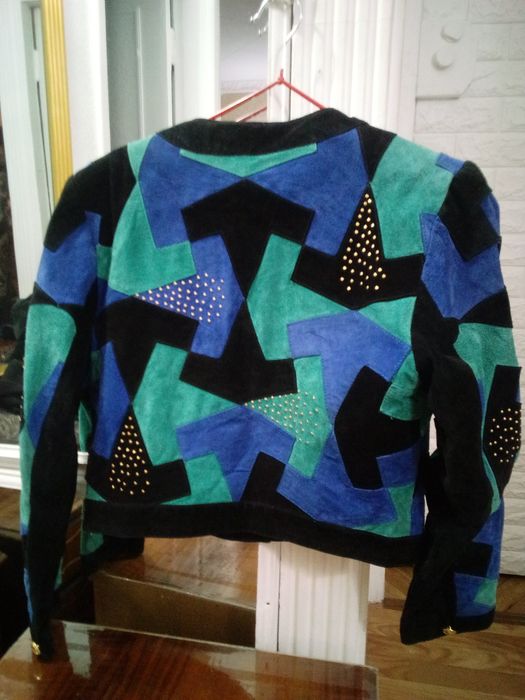 Продаю натуральную замшевую куртку женскую